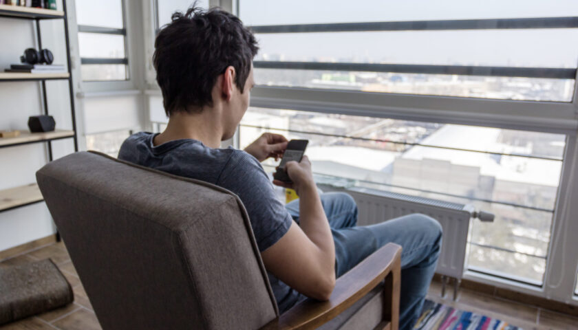 MIO FIGLIO HA TRENT’ANNI E UN LAVORO REMUNERATO! NON SE NE VA DA CASA E NON CONTRIBUISCE: MA È GIUSTO?