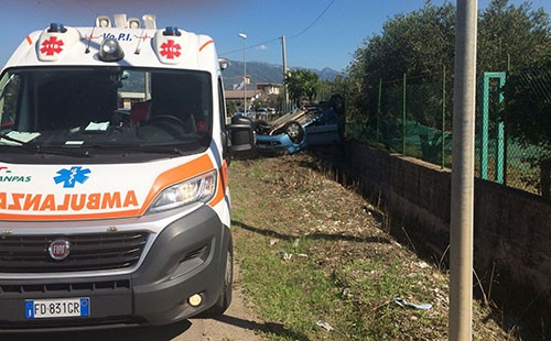 Scontro tra auto a Battipaglia: tre feriti