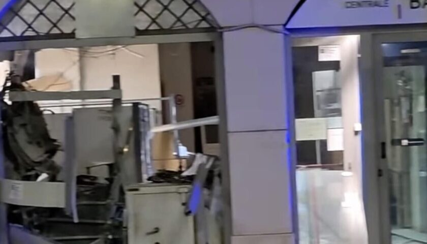 Polla, assalto con esplosivo al bancomat  nella notte di Pasqua