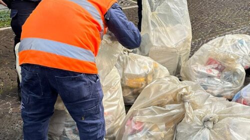 Blitz della Polizia Municipale e di Salerno Pulita contro i predoni dei rifiuti dei carrellati