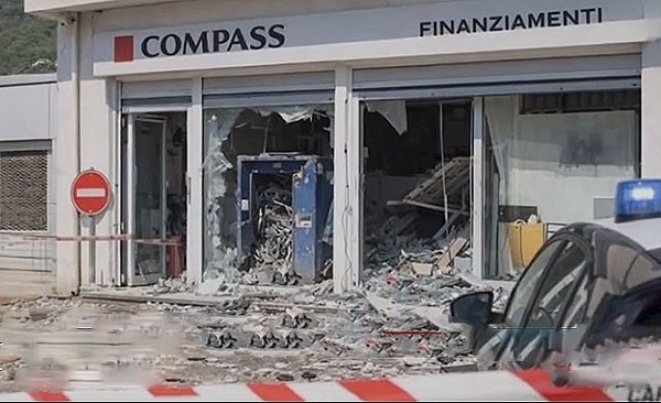 Sala Consilina: fanno esplodere cassaforte, tentato assalto alla Compass.