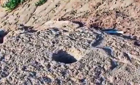 A Castellabate le mareggiate portano sulla spiaggia i “rocchi” dei templi di Paestum