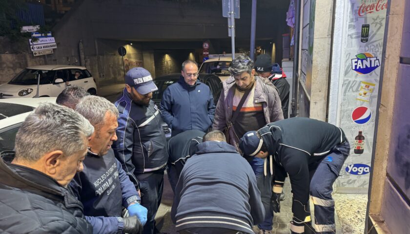 Blitz della Polizia Municipale e di Salerno Pulita contro i predoni dei rifiuti dei carrellati