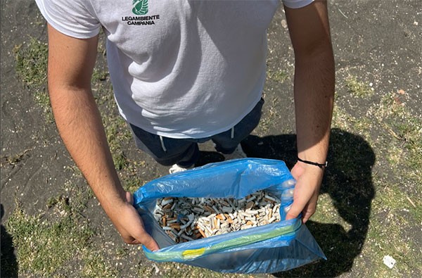 Mozziconi sulle spiagge campane: oltre 15mila raccolti, scatta l’allarme di Legambiente