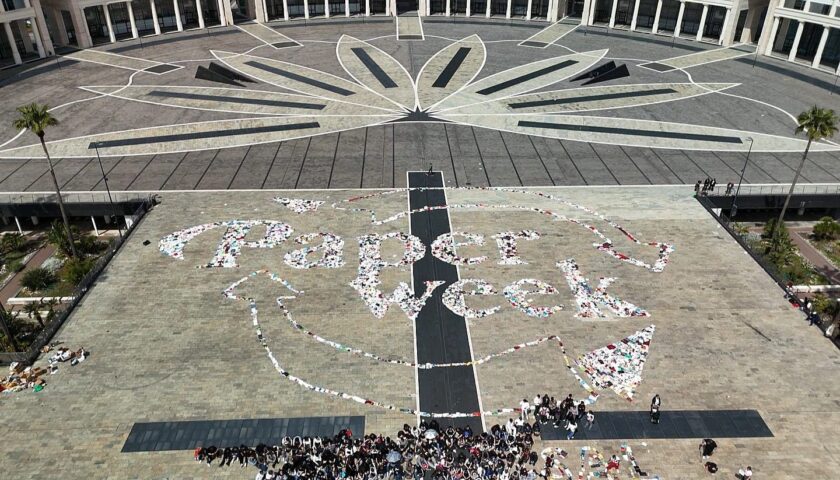 Paper Week Salerno, successo per il grande flash mob promosso dal Comune e da Salerno Pulita