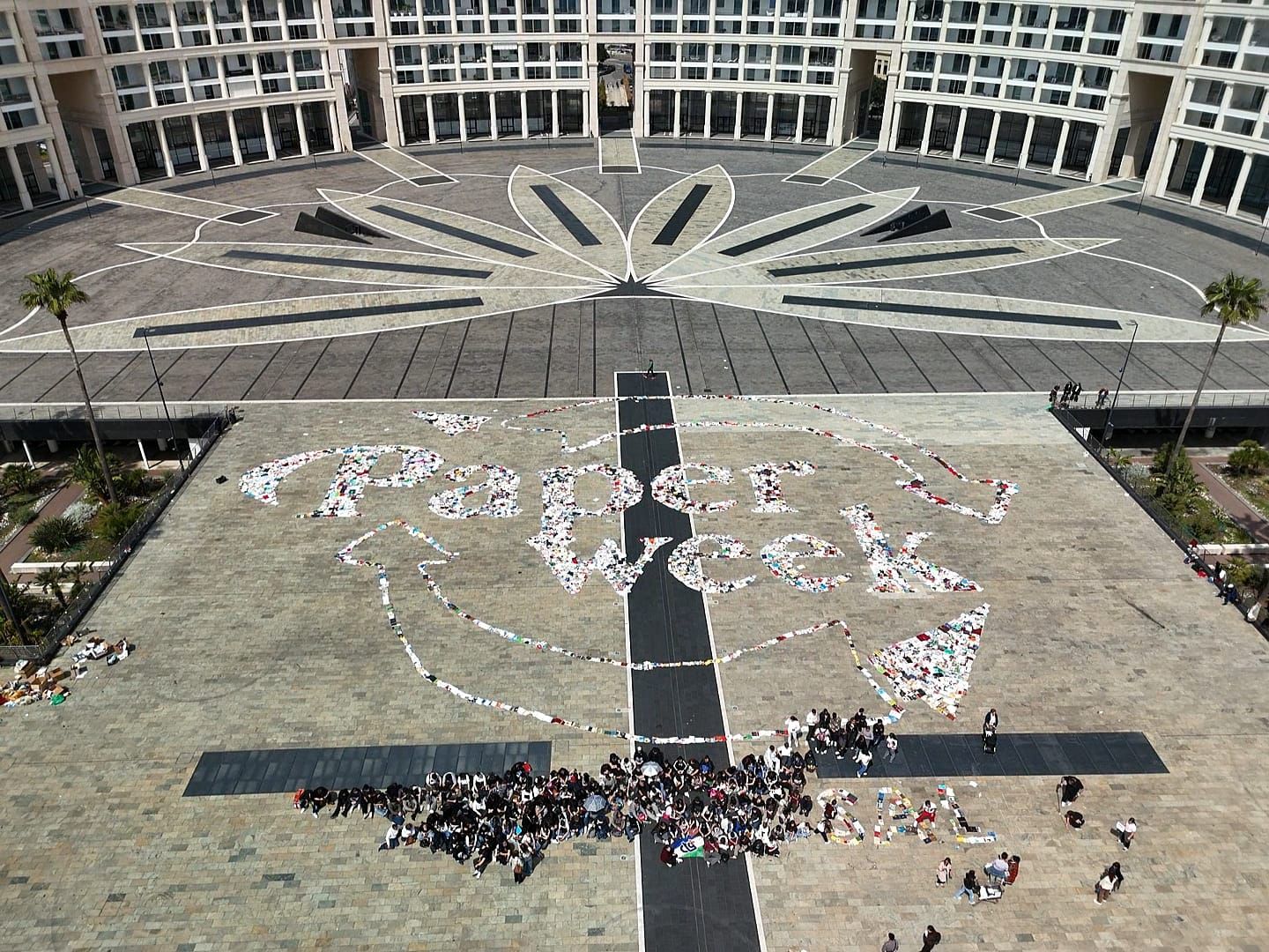 Paper Week Salerno, successo per il grande flash mob promosso dal Comune e da Salerno Pulita