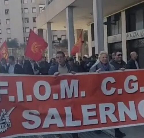 Fonderie Pisano, oltre 100 operai in corteo a Napoli: summit con gli assessori