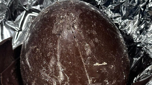 Vermi nelle uova di cioccolato acquistate da studenti in gita con la scuola