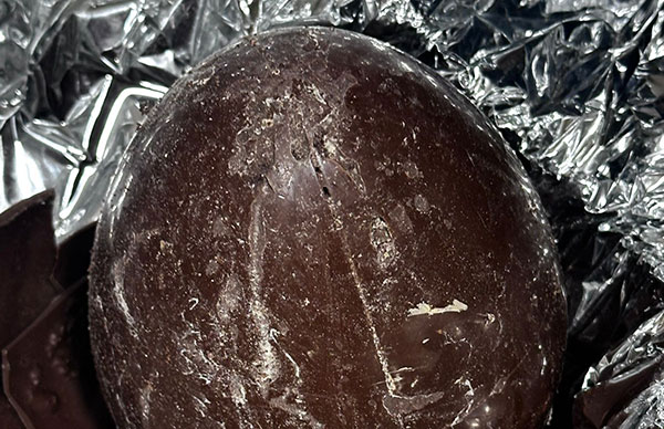 Vermi nelle uova di cioccolato acquistate da studenti in gita con la scuola