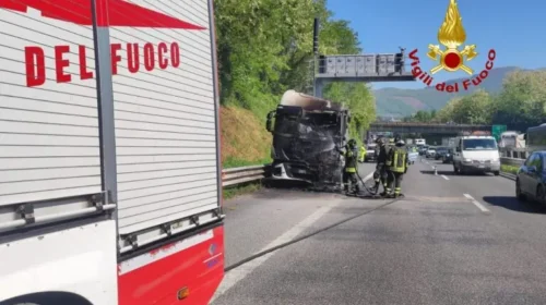 Camion a fuoco sul Raccordo Salerno/Avellino nei pressi di Baronissi