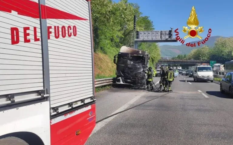Camion a fuoco sul Raccordo Salerno/Avellino nei pressi di Baronissi
