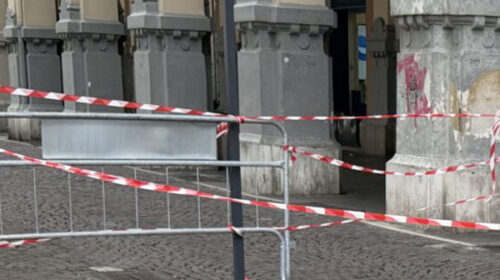 Salerno, cadono calcinacci da Palazzo Natella: area transennata in a due passi dal Comune