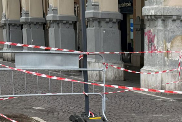 Salerno, cadono calcinacci da Palazzo Natella: area transennata in a due passi dal Comune