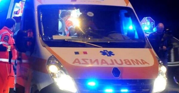 Salerno: auto sbanda e finisce contro un muro in Via Giulio Pastore, donna soccorsa dal 118