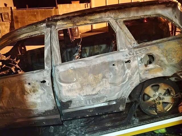 Auto Agroforestale distrutta dalle fiamme a Sarno, il sindaco: “Un episodio grave”