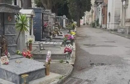 Crepe e rischio crolli al cimitero di Salerno: chiuso il Campo Ortensia