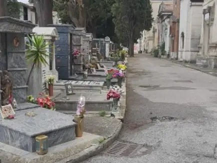 Crepe e rischio crolli al cimitero di Salerno: chiuso il Campo Ortensia