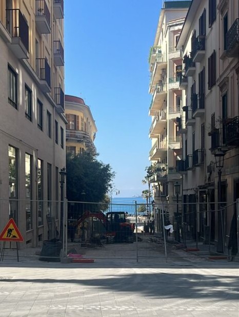 Cantiere infinito sul Corso, bar di via Velia chiude: “Investiti oltre 100mila euro ma così non si può lavorare”