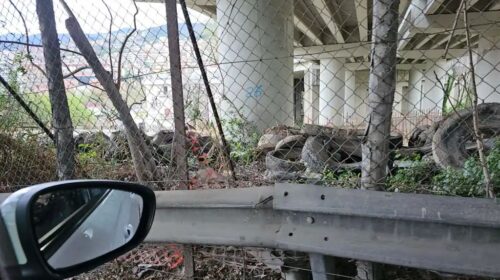 Salerno, cimitero dei pneumatici all’uscita della tangenziale