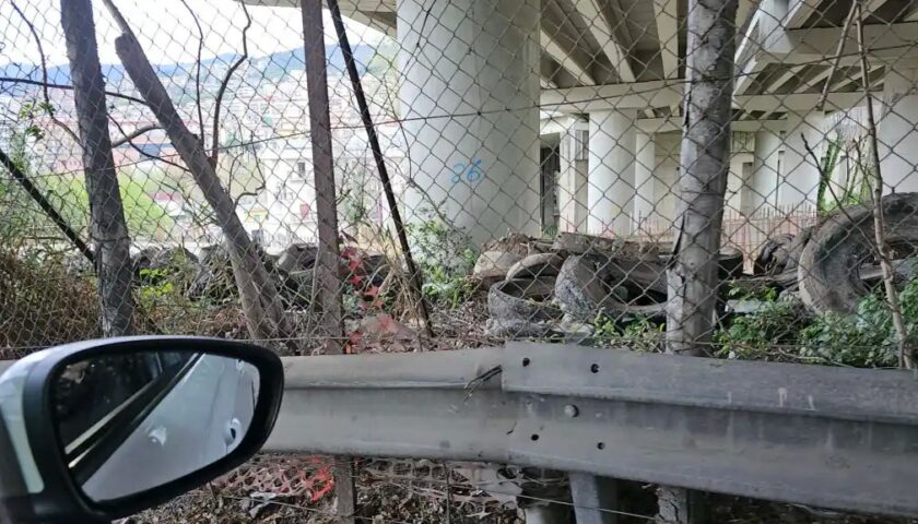 Salerno, cimitero dei pneumatici all’uscita della tangenziale