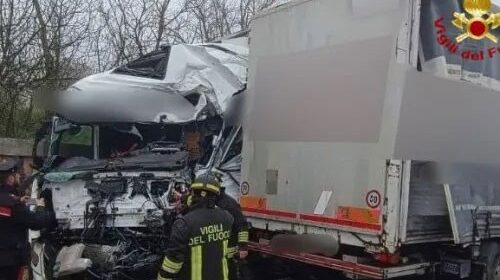 Schianto tra camion sulla Potenza-Melfi: muore giovane autista, grave 46enne di Atena Lucana