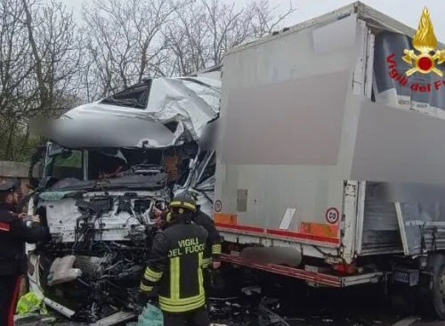 Schianto tra camion sulla Potenza-Melfi: muore giovane autista, grave 46enne di Atena Lucana