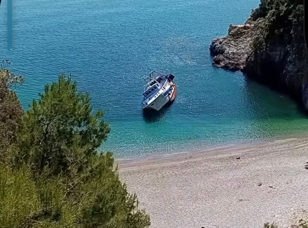 Maiori,  schianto imbarcazione in avaria a Erchie