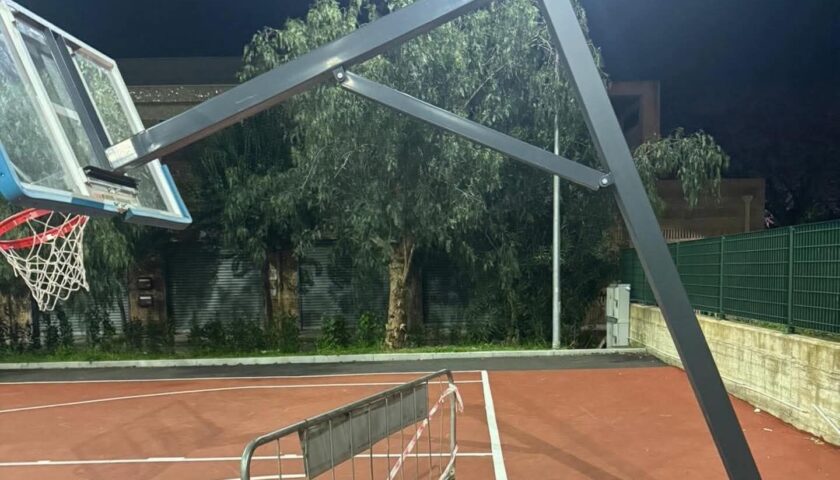 Nocera Inferiore, ancora atti vandalici al mini campo di basket di via Napoli