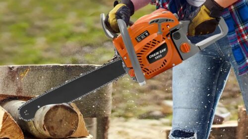 Minori, si ferisce al viso mentre usa la motosega in giardino: uomo finisce in ospedale