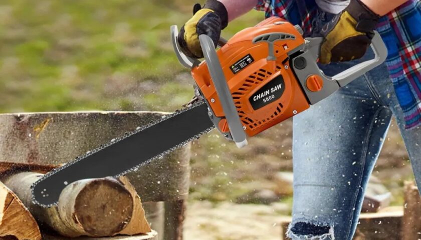 Minori, si ferisce al viso mentre usa la motosega in giardino: uomo finisce in ospedale