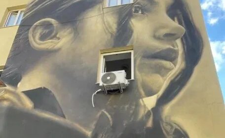 Salerno, un condizionatore sfregia muri d’artista a “Le Fornelle”