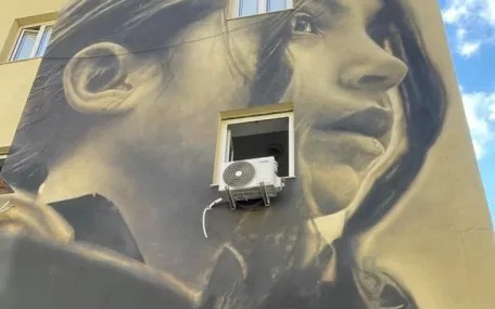 Salerno, un condizionatore sfregia muri d’artista a “Le Fornelle”