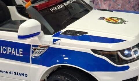 Siano: auto della polizia in dono ai piccoli pazienti dell’ospedale di Nocera Inferiore Siano: auto della polizia in dono ai piccoli pazienti dell’ospedale di Nocera Inferiore