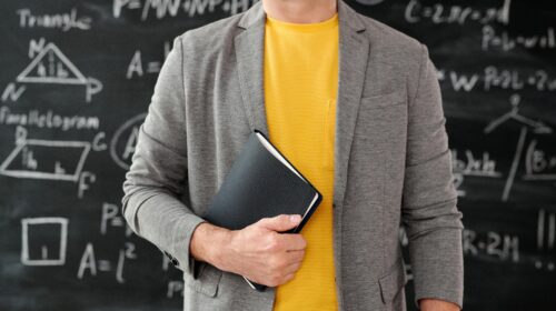 UN PROFESSORE HA PRESO DI MIRA MIO FIGLIO E CONTINUA A DIRGLI “TI BOCCIO”! MA È  UN COMPORTAMENTO LECITO?