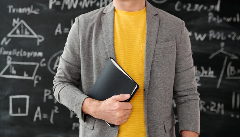 UN PROFESSORE HA PRESO DI MIRA MIO FIGLIO E CONTINUA A DIRGLI “TI BOCCIO”! MA È  UN COMPORTAMENTO LECITO?