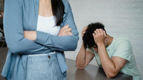 DOPO UN LITIGIO IL FIDANZATO DI MIA FIGLIA MINACCIA DI METTERE IN RETE REGISTRAZIONI DI INCONTRI INTIMI: COSA RISCHIA?