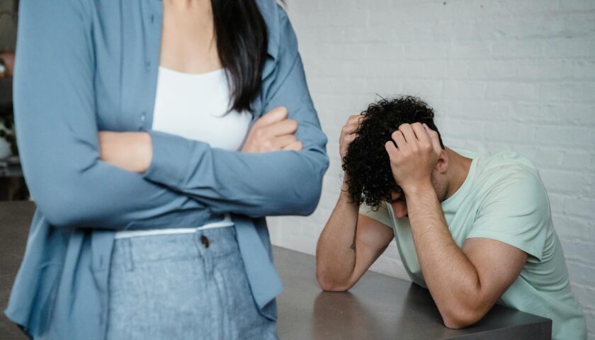 DOPO UN LITIGIO IL FIDANZATO DI MIA FIGLIA MINACCIA DI METTERE IN RETE REGISTRAZIONI DI INCONTRI INTIMI: COSA RISCHIA?