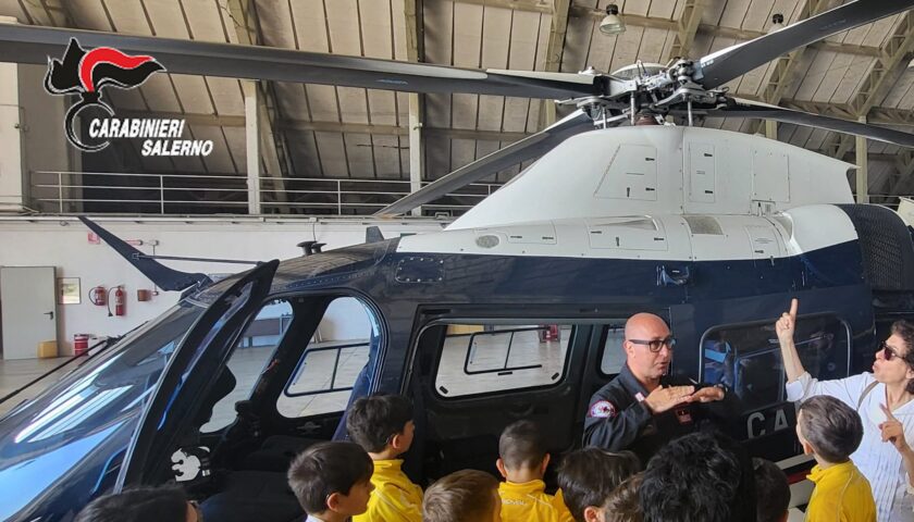Pontecagnano: piccoli ospiti, grandi emozioni: alunni in visita al Nucleo elicotteri dell’Arma