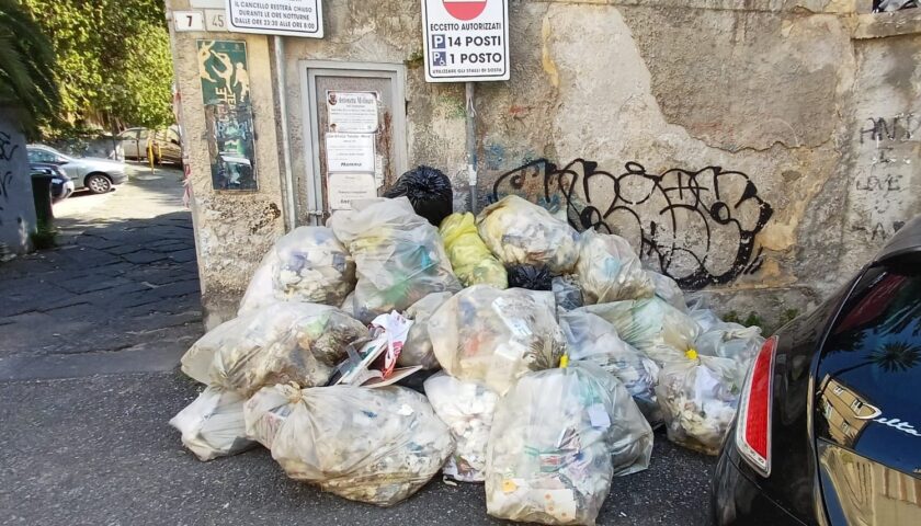 Salerno, scorretto conferimento dei rifiuti: trasgressori individuati e multati