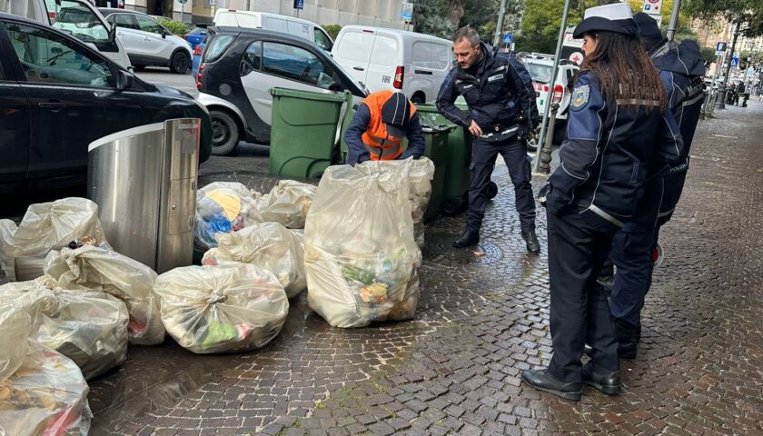 Controlli di Salerno Pulita e Polizia Municipale sugli errati conferimenti dei rifiuti