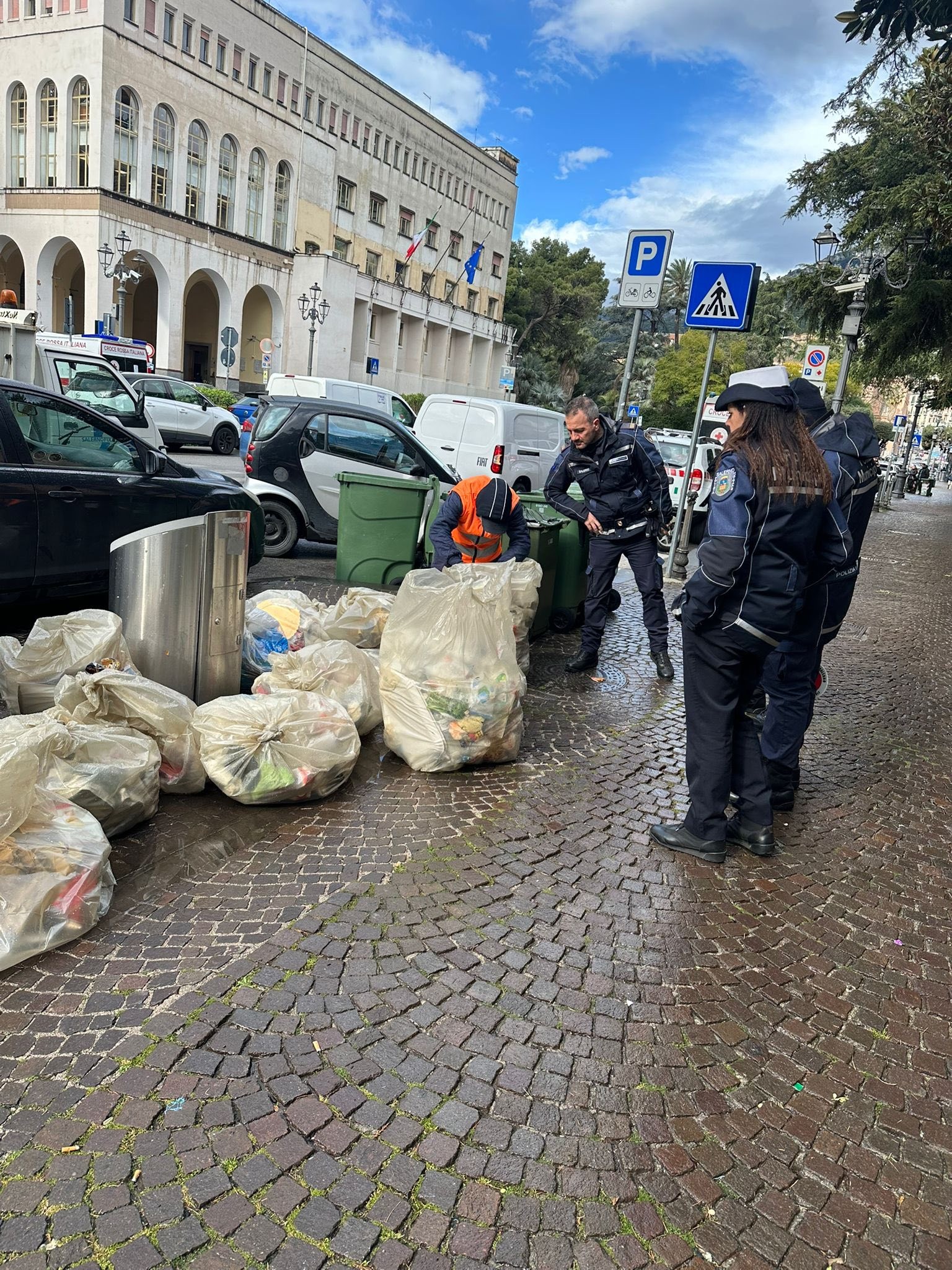 Controlli di Salerno Pulita e Polizia Municipale sugli errati conferimenti dei rifiuti