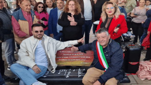 Montecorice, Andrea Sannino inaugura la “panchina dell’abbraccio” di Agnone