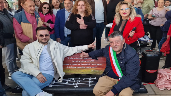 Montecorice, Andrea Sannino inaugura la “panchina dell’abbraccio” di Agnone