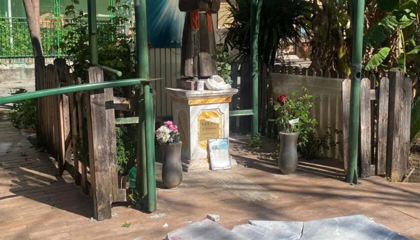 Salerno, un altro raid all’altarino di San Pio a Pastena