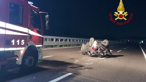 Schianto sull’A2, auto ribaltata e cinque feriti
