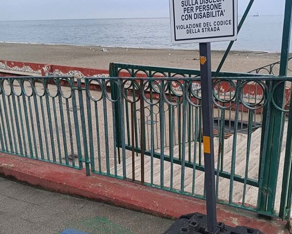 Salerno, a Mercatello rubato palo segnaletica divieto sosta moto davanti spiaggia Balnea