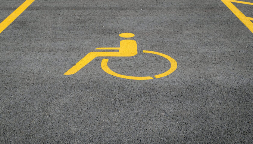 MULTA PER PARCHEGGIO SU STALLO DISABILI IN UN CENTRO COMMERCIALE: MA È LEGALE?