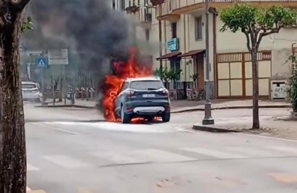 Battipaglia, auto a fuoco in via Belvedere: si indaga