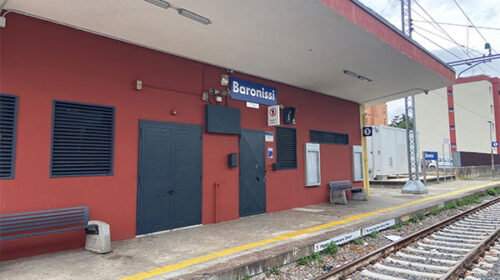 Treno bloccato in stazione a Baronissi, malcontento e disagi