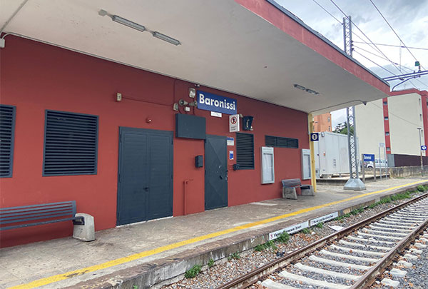 Treno bloccato in stazione a Baronissi, malcontento e disagi